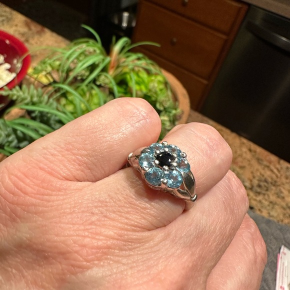 Sterling Silver flower ring - Picture 12 of 17